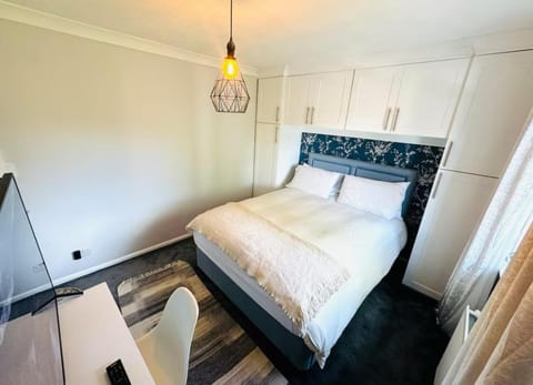 Double bed room with King bed Vacation rental in Harlow