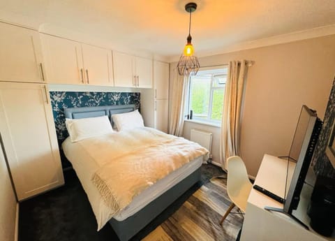 Double bed room with King bed Vacation rental in Harlow