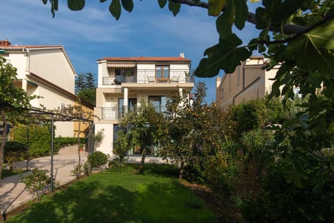 Property building, Spring, Day, Garden, Garden view