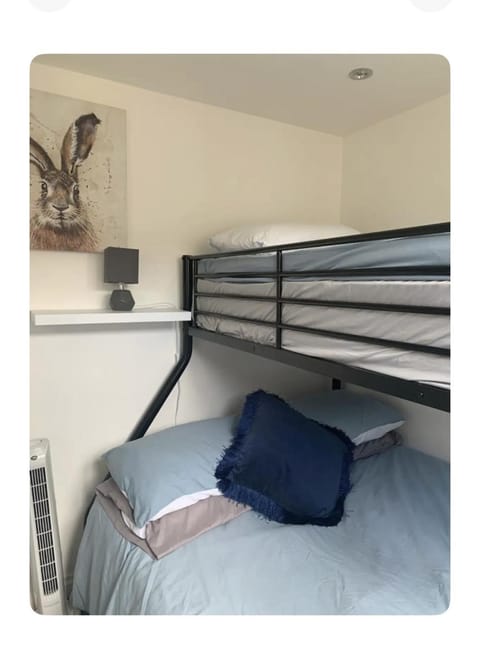 Bedroom, bunk bed