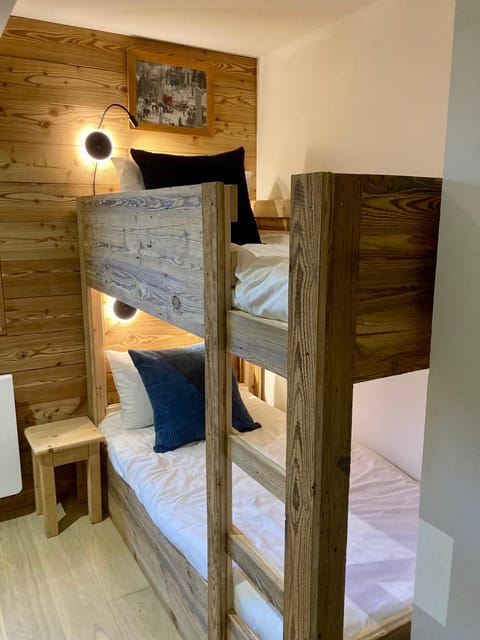 Bedroom, bunk bed