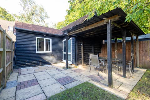 Cozy Cottage Near Fields & Harry Potter Studios Apartment in Watford