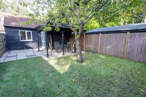 Cozy Cottage Near Fields & Harry Potter Studios Apartment in Watford