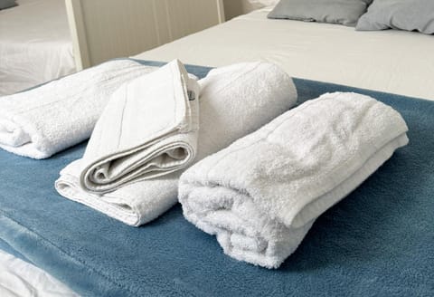 Bed, towels