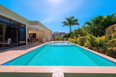 Luxury Villa Private Pool, Bar, open air shower, 100MB and Lush Garden Villa in Cabarete