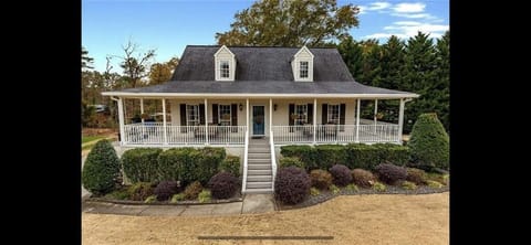 Family Lake House Maison in Acworth