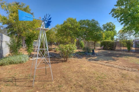 Country Charm Cottage Haus in Oroville