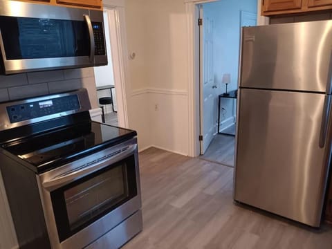 The Mid-Level Room # 2 at Centerdale Village New Wohnung in North Providence