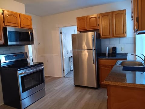 The Mid-Level Room # 2 at Centerdale Village New Wohnung in North Providence