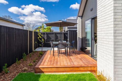 Property building, Day, Balcony/Terrace, Dining area, Garden view