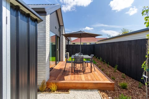 Property building, Patio, Day, Dining area, Garden view