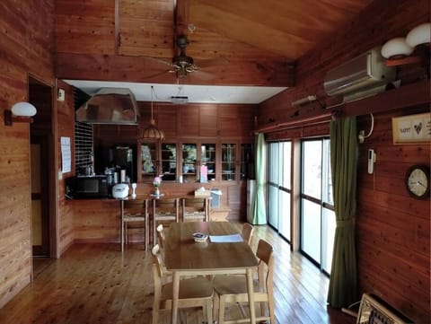 Kitchen or kitchenette, Dining area, air conditioner