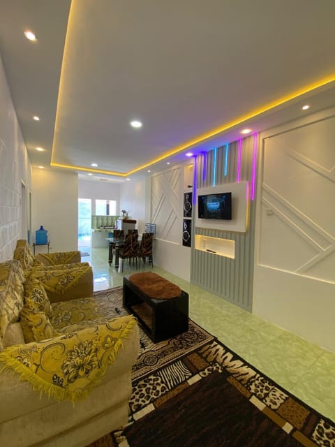 Communal lounge/ TV room, Living room, Seating area, Dining area