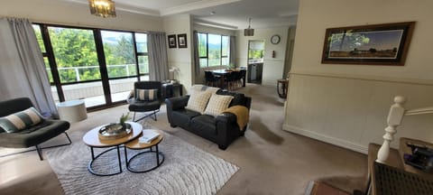 views and space for large groups - 5 bedrooms, 2 kitchens and 3 bathrooms House in Hanmer Springs