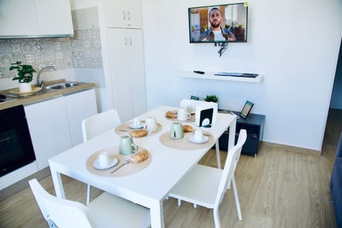 TV and multimedia, Coffee/tea facilities, Kitchen or kitchenette, Food and drinks, Dining area