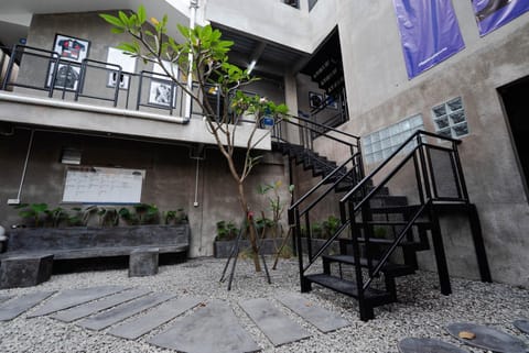 Property building, Day, Balcony/Terrace