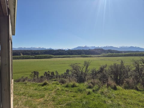 Scenic Fisherman's Hut & river access Chalet in Te Anau