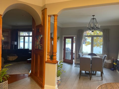 Lux Waterfront Private 4bd home Casa in Saint John