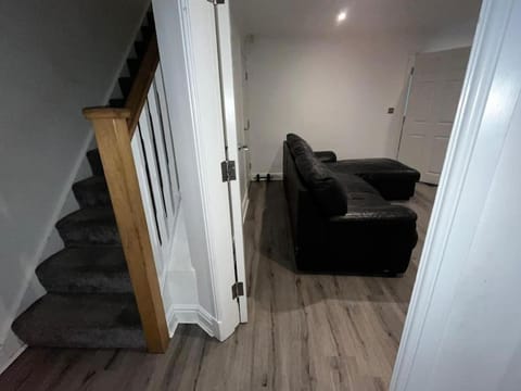 Stylish New-build Family Home - Free Parking WiFi House in Bradford