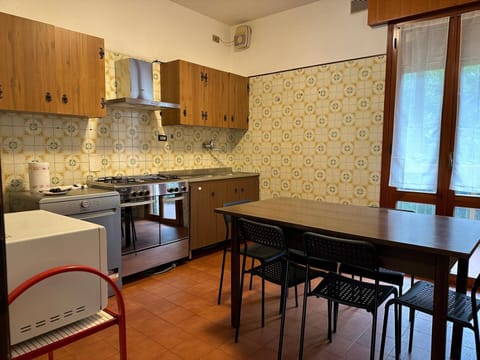 Kitchen or kitchenette, Dining area, dishwasher, oven, stove