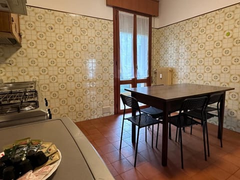 Kitchen or kitchenette, Dining area, stove