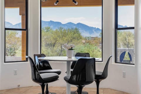 Seating area, Dining area, Mountain view