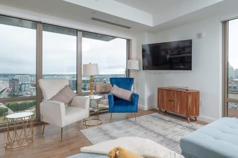 Upscale Penthouse w Gym & Parking near MGH & TUFTS House in South Boston