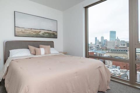 Upscale Penthouse w Gym & Parking near MGH & TUFTS House in South Boston