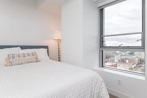 High Rise Retreat w City Skyline Views Shared Gym Apartment in Cambridgeport