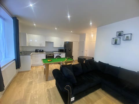 Stunning 1 Bed Flat Near Lakeside Apartment in Grays