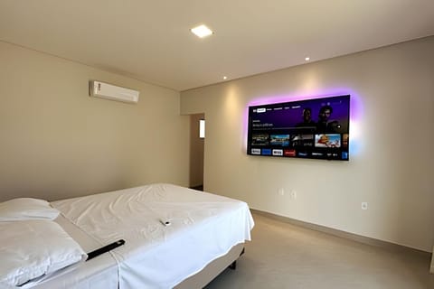 Bed, Photo of the whole room, Bedroom, air conditioner