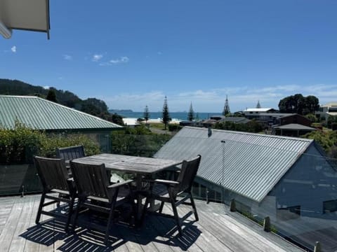 Hosts on the Coast Island Views House in Whangamatā