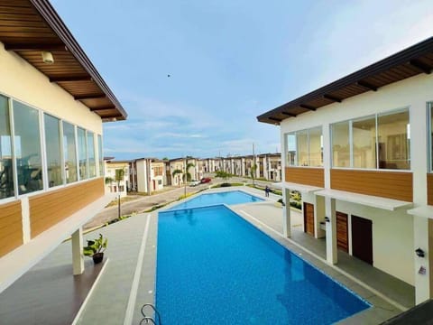 Property building, Day, Pool view, Swimming pool, Swimming pool, sunbed