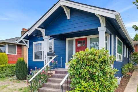 Cute West Seattle Home w Firepit House in Seattle