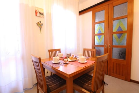 Day, Dining area