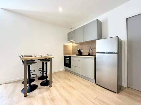 Kitchen or kitchenette, Dining area, dishwasher, minibar, oven, pet friendly, stove