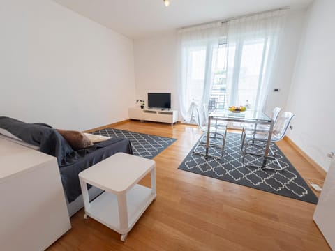 TV and multimedia, Living room, Dining area