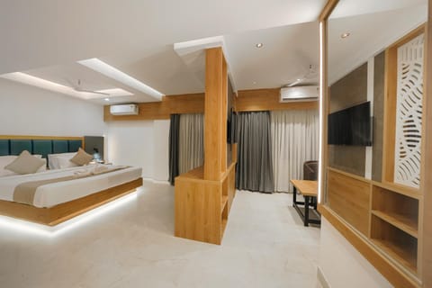 Communal lounge/ TV room, Bed, TV and multimedia, Photo of the whole room, Bedroom, air conditioner