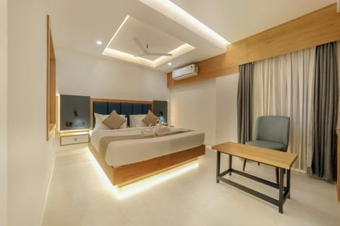 Bed, Seating area, Bedroom, air conditioner