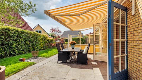 Garden, Seating area, Dining area, Garden view