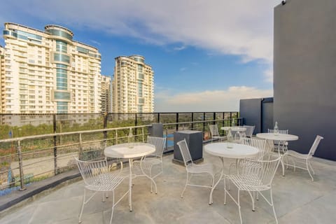 Property building, Day, View (from property/room), Balcony/Terrace, Seating area, Dining area