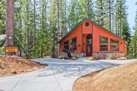 Serenity Pines House in Yosemite Park Way