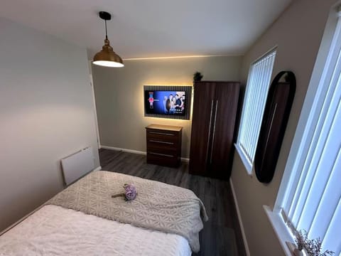 Bed, TV and multimedia, Bedroom, wardrobe