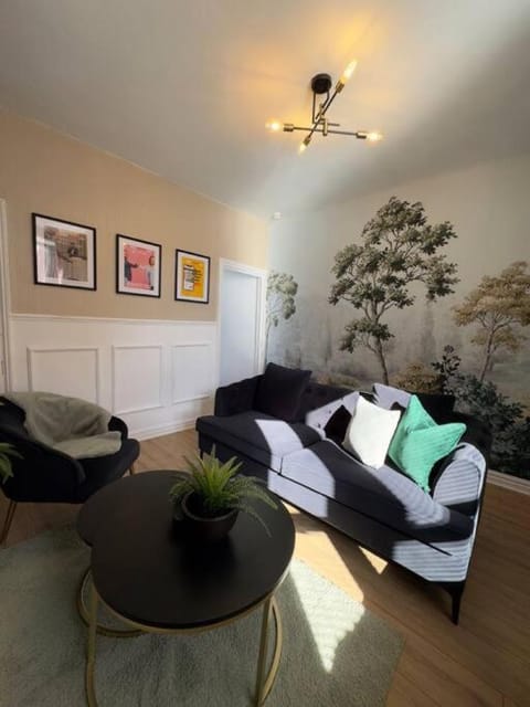 Rooms Near Me - Luxe 3BR Entire House, Lounge with Smart Tv, Dining Area, Private Gated Parking, Easy Access to M5 J2 & J3, Halesowen, Birmingham Maison in Oldbury