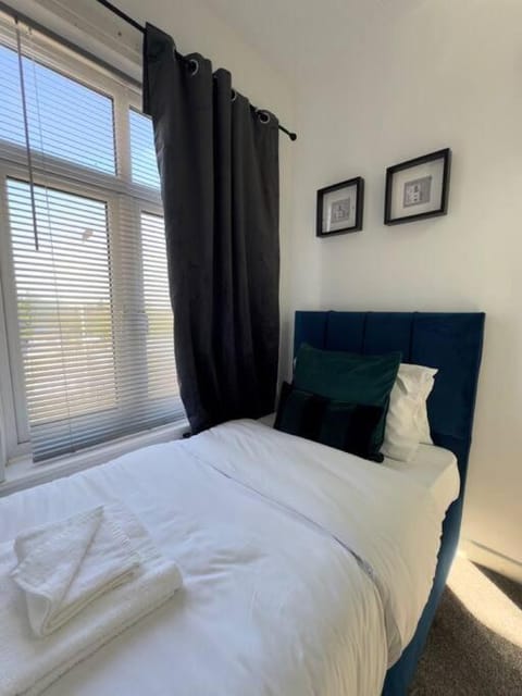 Rooms Near Me - Luxe 3BR Entire House, Lounge with Smart Tv, Dining Area, Private Gated Parking, Easy Access to M5 J2 & J3, Halesowen, Birmingham Maison in Oldbury