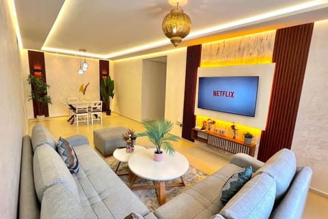 TV and multimedia, Living room, Seating area, Dining area