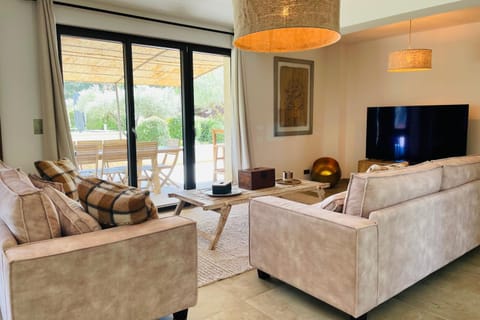 Communal lounge/ TV room, TV and multimedia, Living room