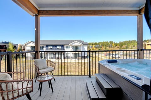 Day, Natural landscape, Hot Tub, View (from property/room), Balcony/Terrace