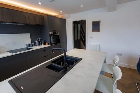 Kitchen or kitchenette, Photo of the whole room, stove