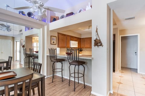 Kitchen or kitchenette, Dining area